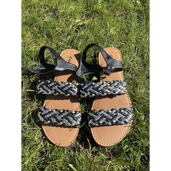 Qupid Sandals Womens Sz 8 Casual Open Toe Black And Metal Strappy Sandal - EUC - Picture 1 of 5